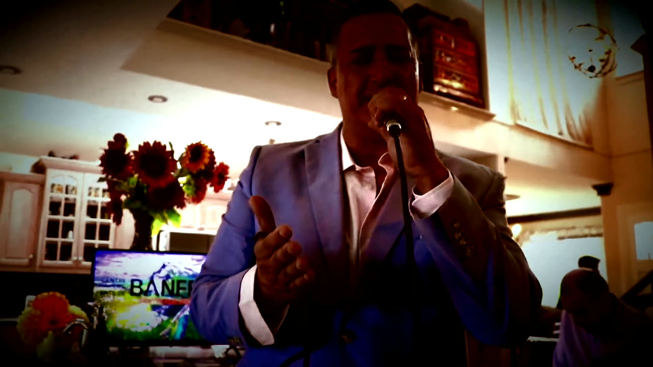 Barry Shaw mid-phrase on “The Look of Love”, mic in hand